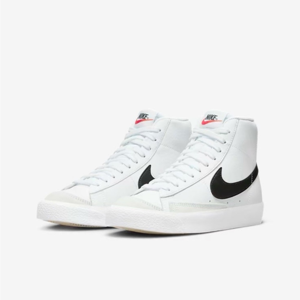 New in box Nike mid ‘77 Vintage BIG KIDS 5.5. White /Black